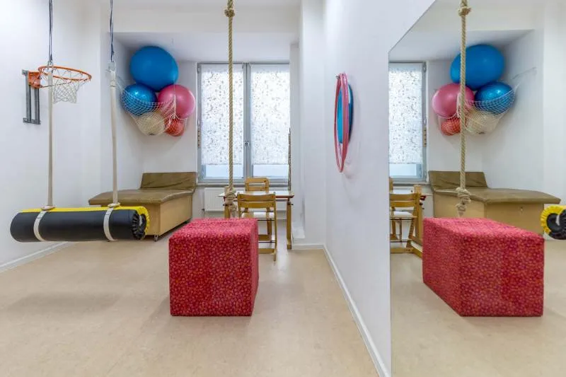 Therapieraum mit Schaukel und Bewegungselementen